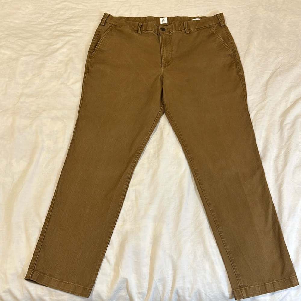 GAP essential khakis in slim fit. Medium brown color. 38” X 30”. See remarks.